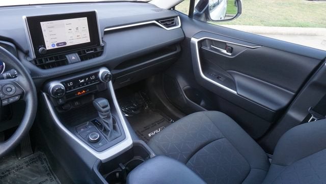 2024 Toyota RAV4 XLE - Photo 24